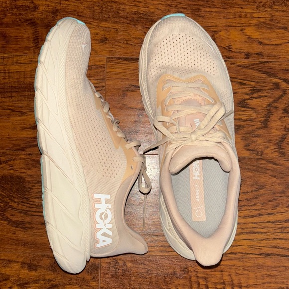 Hoka Shoes - Hoka One One Arahi 7 Running Shoes Women’s Athletic Sneakers in Vanilla Cream